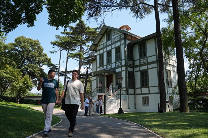 Yıldız Sarayı'nı bir haftada 40 bine yakın kişi ziyaret etti: Ziyaretçiler paha biçilemeyen nadir eseri de görebiliyor 5 yildiz sarayini bir haftada 40 bine yakin kisi ziyaret etti ziyaretciler paha bicilemeyen nadir 4pPQdKmc