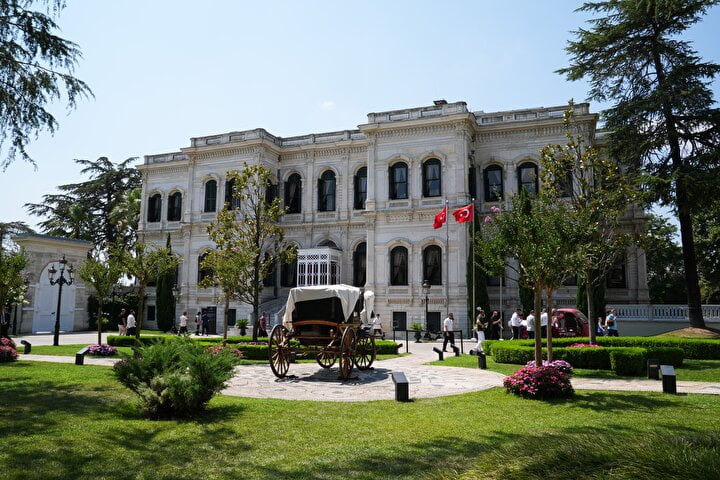 Yıldız Sarayı'nı bir haftada 40 bine yakın kişi ziyaret etti: Ziyaretçiler paha biçilemeyen nadir eseri de görebiliyor 4 yildiz sarayini bir haftada 40 bine yakin kisi ziyaret etti ziyaretciler paha bicilemeyen nadir WC5scmPv