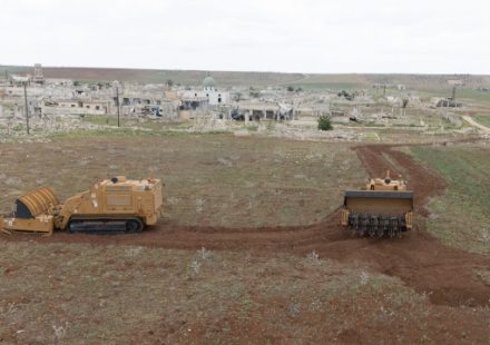 Suriye’de devrik rejimin döşediği mayınlar Türkiye’den gönderilen araçlarla temizleniyor suriyede devrik rejimin dosedigi mayinlar turkiyeden gonderilen araclarla temizleniyor yXktidIy.jpeg