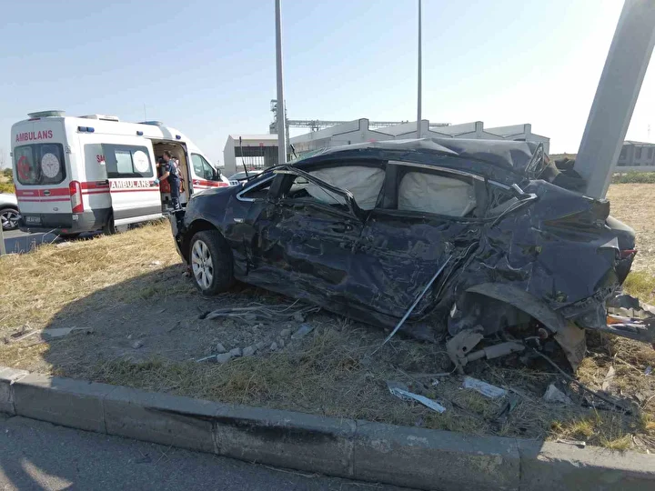 araba direge ok uzere saplandi uc kisi yaralandi 3 6wklwGf3