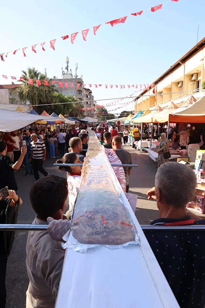 Aydın'da 13 metre 20 santimetre uzunluğunda pide yapıldı 1 aydinda 13 metre 20 santimetre uzunlugunda pide yapildi 0 Lu4JCVgd