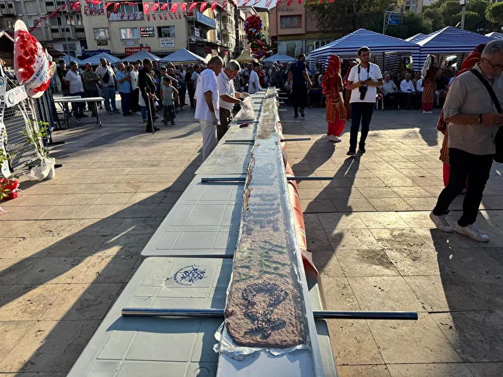 Aydın'da 13 metre 20 santimetre uzunluğunda pide yapıldı 2 aydinda 13 metre 20 santimetre uzunlugunda pide yapildi 1 tjIEmhYH