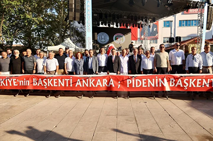 Aydın'da 13 metre 20 santimetre uzunluğunda pide yapıldı 3 aydinda 13 metre 20 santimetre uzunlugunda pide yapildi 2 PApI6t13