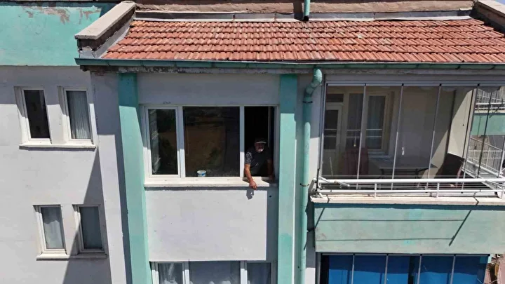 Bu düzenek görenleri şaşırtıyor: Vızır vızır çalışan arılar 15. kata bal götürüyor 8 bu duzenek gorenleri sasirtiyor vizir vizir calisan arilar 15 kata bal goturuyor 7 HnBjcSA7