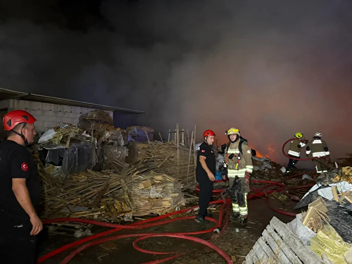 Düzce’de kereste fabrikasında yangın 4 duzcede kereste fabrikasinda yangin 3 yQmLgYma