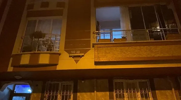 esenlerde 4 katli binanin bahce katinin balkonunda erkek cesedi bulundu 4 KirFsiYv