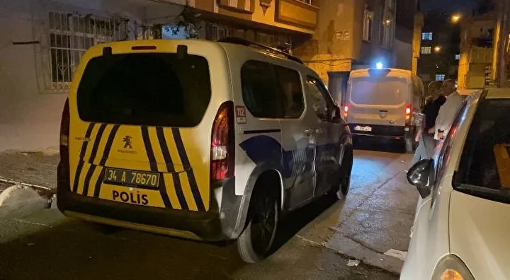 esenlerde 4 katli binanin bahce katinin balkonunda erkek cesedi bulundu 6 AIgOIPDb