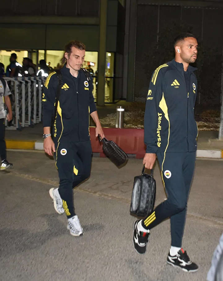 Fenerbahçe kafilesi Ankara'ya iniş yaptı: Taraftarlar havaalanından boş döndü 2 fenerbahce kafilesi ankaraya inis yapti taraftarlar havaalanindan bos dondu 1 D5cnHH6c