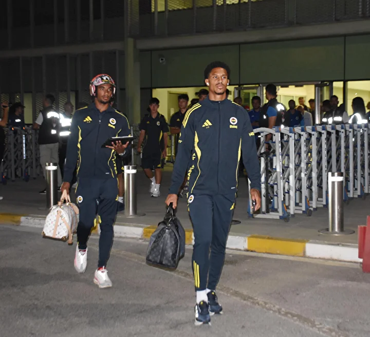 Fenerbahçe kafilesi Ankara'ya iniş yaptı: Taraftarlar havaalanından boş döndü 3 fenerbahce kafilesi ankaraya inis yapti taraftarlar havaalanindan bos dondu 2 DciBcDJL