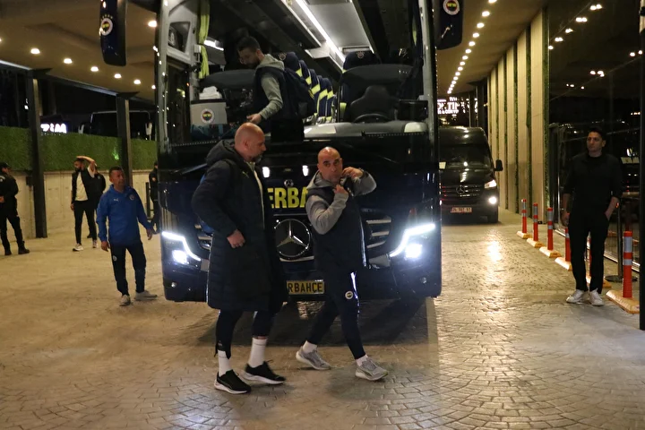 Fenerbahçe kafilesi Ankara'ya iniş yaptı: Taraftarlar havaalanından boş döndü 4 fenerbahce kafilesi ankaraya inis yapti taraftarlar havaalanindan bos dondu 3 VzTrMJW1