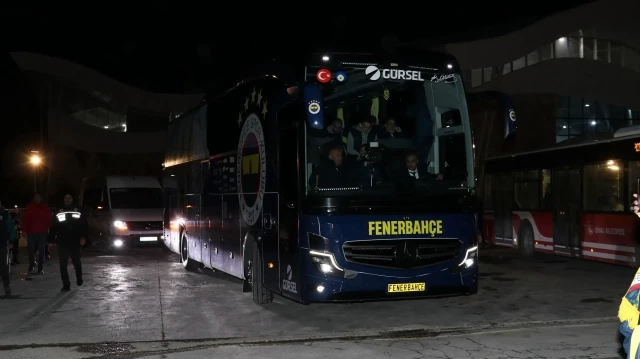 Fenerbahçe kafilesi Ankara’ya iniş yaptı: Taraftarlar havaalanından boş döndü fenerbahce kafilesi ankaraya inis yapti taraftarlar havaalanindan bos dondu EEJcB2Ye.webp