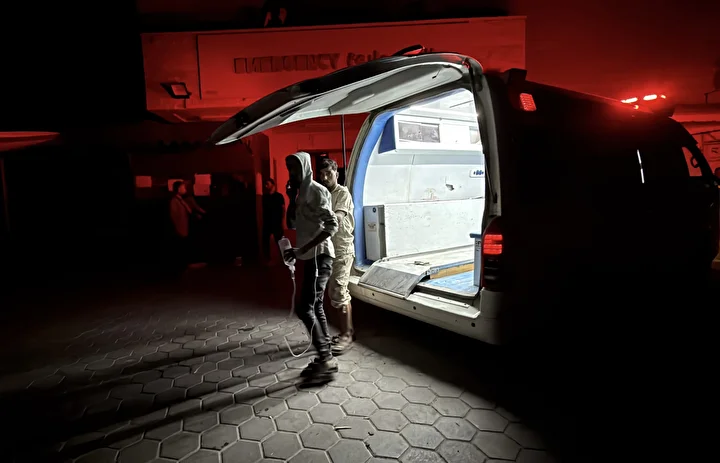 Gazze'de elektrik kesintisi ve jeneratörlerin arızalanması nedeniyle Şifa Hastanesi karanlığa boğuldu 5 gazzede elektrik kesintisi ve jeneratorlerin arizalanmasi nedeniyle sifa hastanesi karanliga boguldu 4