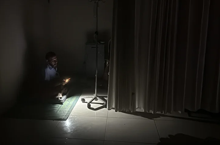 Gazze'de elektrik kesintisi ve jeneratörlerin arızalanması nedeniyle Şifa Hastanesi karanlığa boğuldu 6 gazzede elektrik kesintisi ve jeneratorlerin arizalanmasi nedeniyle sifa hastanesi karanliga boguldu 5 ac5IFgnE