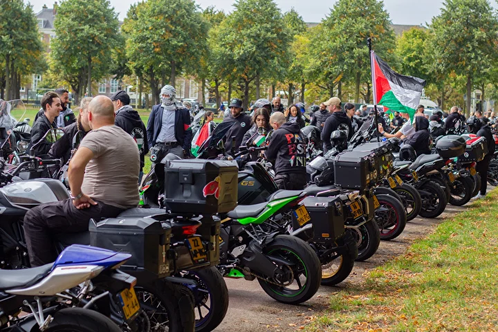hollandada motosiklet soforlerinden filistine dayanak gosterisi 0 e6wkIK8V