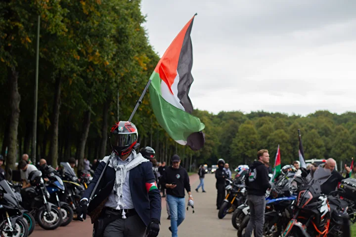 hollandada motosiklet soforlerinden filistine dayanak gosterisi 3 tJt9cABC