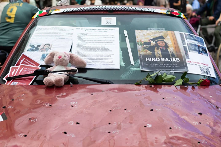Hollanda'da temsili olarak, İsrail'in Gazze'de öldürdüğü 6 yaşındaki Hind'in içinde bulunduğu araç sergilendi 2 hollandada temsili olarak israilin gazzede oldurdugu 6 yasindaki hindin icinde bulundugu arac sergilendi 1 wipNWHaV
