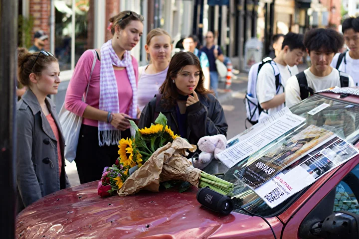 Hollanda'da temsili olarak, İsrail'in Gazze'de öldürdüğü 6 yaşındaki Hind'in içinde bulunduğu araç sergilendi 28 hollandada temsili olarak israilin gazzede oldurdugu 6 yasindaki hindin icinde bulundugu arac sergilendi 27 hGA4wlha