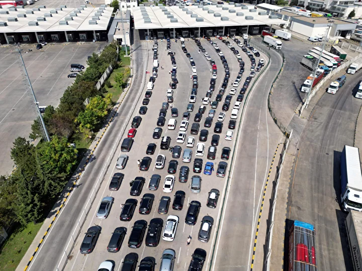 iki milyon kisi geri dondu kilometrelerce kuyruk olustu hasret 1 aya sigmiyor 1 I6tCaXFc