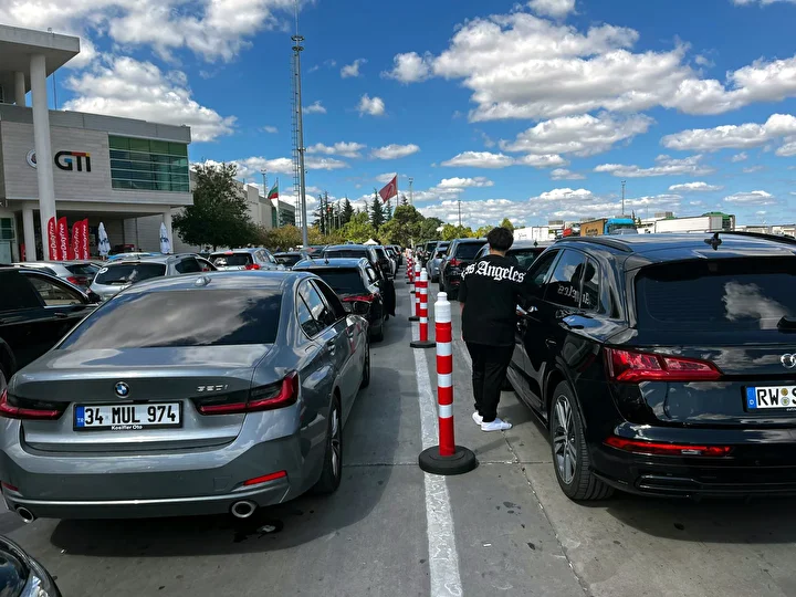 iki milyon kisi geri dondu kilometrelerce kuyruk olustu hasret 1 aya sigmiyor 2