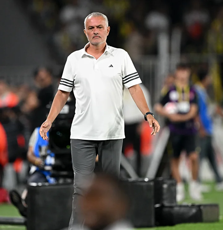 Jose Mourinho Portekiz'e iner inmez açıklama yaptı: Fenerbahçe'den neden kovuldu? 6 jose mourinho portekize iner inmez aciklama yapti fenerbahceden neden kovuldu 5