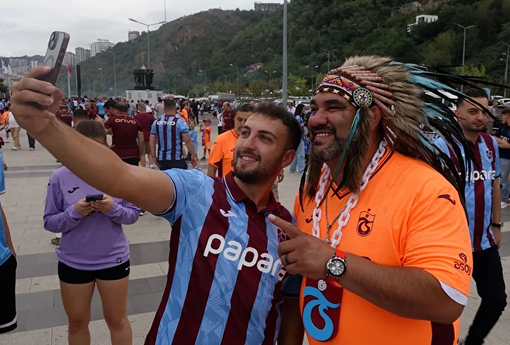 Kansas'tan Trabzon'a: Bordo-mavi tutkusu hudut tanımıyor, Karadeniz’deki Kızılderili ailenin belgesel üzere hayatı dikkat çekiyor 8 kansastan trabzona bordo mavi tutkusu hudut tanimiyor karadenizdeki kizilderili ailenin belgesel uzere hayati dikkat cekiyor OaY3hYHL
