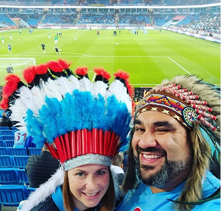 Kansas'tan Trabzon'a: Bordo-mavi tutkusu hudut tanımıyor, Karadeniz’deki Kızılderili ailenin belgesel üzere hayatı dikkat çekiyor 1 kansastan trabzona bordo mavi tutkusu hudut tanimiyor karadenizdeki kizilderili ailenin belgesel uzere hayati dikkat cekiyor ShPyRKOC