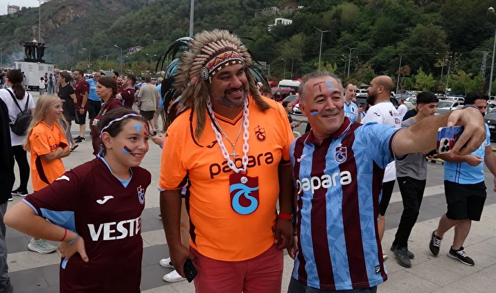 Kansas'tan Trabzon'a: Bordo-mavi tutkusu hudut tanımıyor, Karadeniz’deki Kızılderili ailenin belgesel üzere hayatı dikkat çekiyor 7 kansastan trabzona bordo mavi tutkusu hudut tanimiyor karadenizdeki kizilderili ailenin belgesel uzere hayati dikkat cekiyor ZSBcijjT