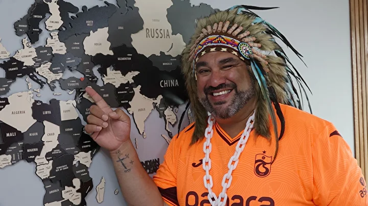 Kansas'tan Trabzon'a: Bordo-mavi tutkusu hudut tanımıyor, Karadeniz’deki Kızılderili ailenin belgesel üzere hayatı dikkat çekiyor 10 kansastan trabzona bordo mavi tutkusu hudut tanimiyor karadenizdeki kizilderili ailenin belgesel uzere hayati dikkat cekiyor wAGTGtvS