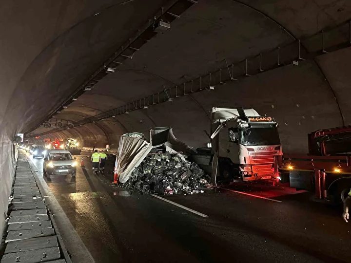 Kuzey Marmara Otoyolu’nda zerzevat yüklü tır devrildi: Kilometrelerce araç kuyruğu oluştu 1 kuzey marmara otoyolunda zerzevat yuklu tir devrildi kilometrelerce arac kuyrugu olustu 0 ADLMiWJ4