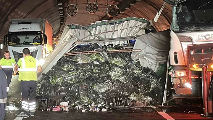 Kuzey Marmara Otoyolu’nda zerzevat yüklü tır devrildi: Kilometrelerce araç kuyruğu oluştu 2 kuzey marmara otoyolunda zerzevat yuklu tir devrildi kilometrelerce arac kuyrugu olustu 1 H52zzYOu