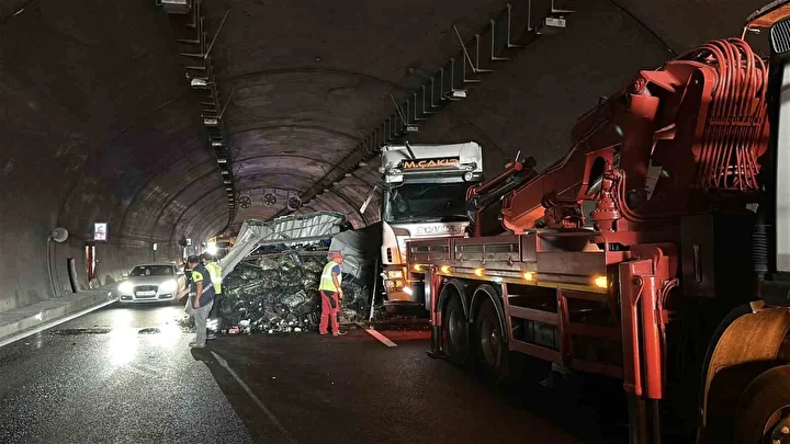 Kuzey Marmara Otoyolu’nda zerzevat yüklü tır devrildi: Kilometrelerce araç kuyruğu oluştu 3 kuzey marmara otoyolunda zerzevat yuklu tir devrildi kilometrelerce arac kuyrugu olustu 2
