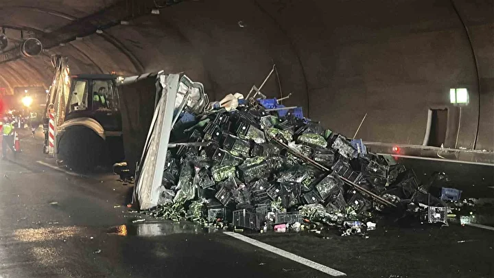 Kuzey Marmara Otoyolu’nda zerzevat yüklü tır devrildi: Kilometrelerce araç kuyruğu oluştu 5 kuzey marmara otoyolunda zerzevat yuklu tir devrildi kilometrelerce arac kuyrugu olustu 4 kn1FDseX