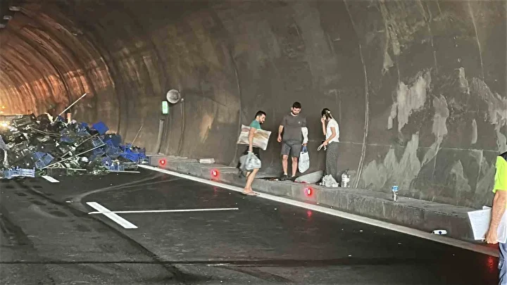 Kuzey Marmara Otoyolu’nda zerzevat yüklü tır devrildi: Kilometrelerce araç kuyruğu oluştu 6 kuzey marmara otoyolunda zerzevat yuklu tir devrildi kilometrelerce arac kuyrugu olustu 5 ejdXEDvD