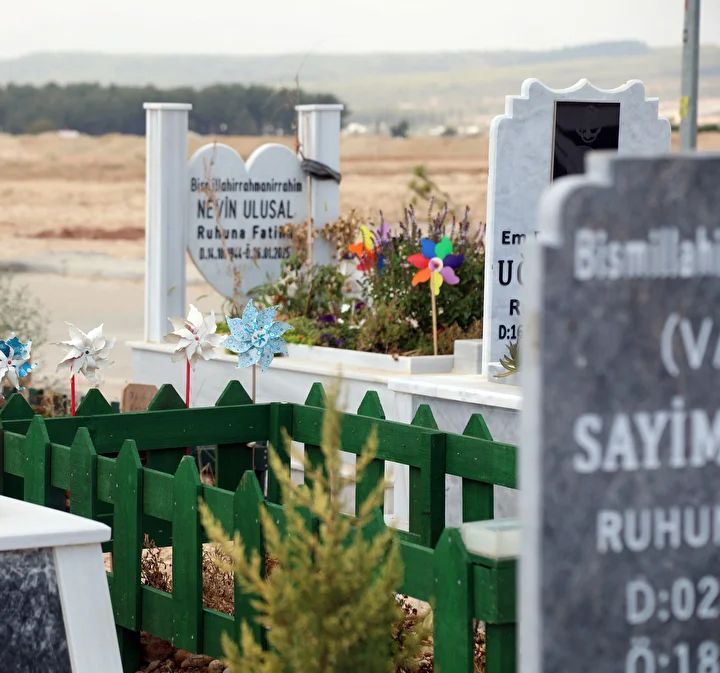 mezarligin huzunlu simgeleri ruzgar gulleri 1 QVHrtZv3