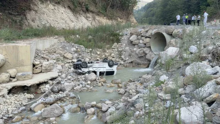 piknikten donen ailenin araci dereye uctu alti kisi yaralandi 0