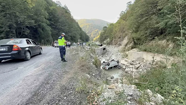 piknikten donen ailenin araci dereye uctu alti kisi yaralandi 3