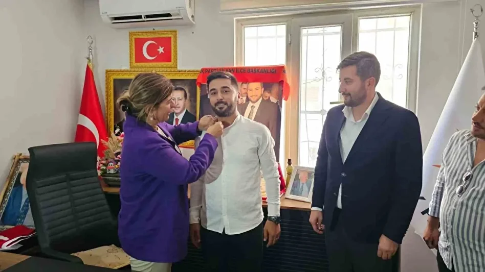 rozetleri merasimle takildi diyarbakirda chpden ak partiye istirak 0 HpCdOlev