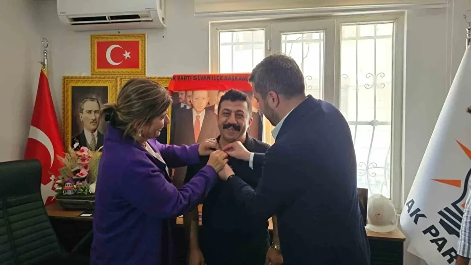 rozetleri merasimle takildi diyarbakirda chpden ak partiye istirak 1 mO3AYJQH