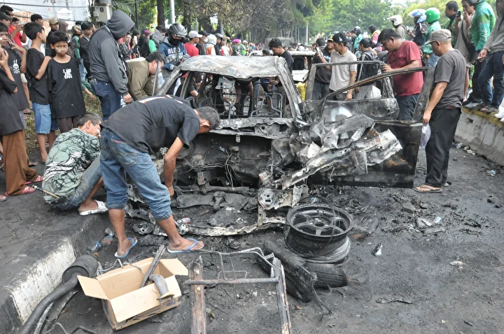 ulke karisti isyana donusen protestolarda binalar ve araclar yakildi 1 jp3L9Bun
