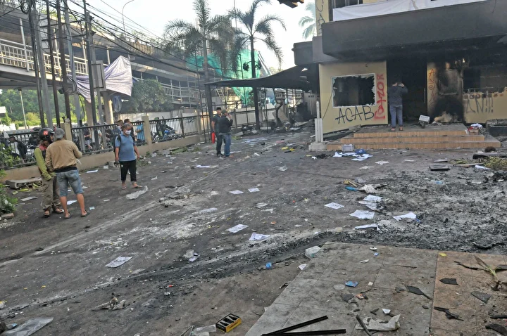 ulke karisti isyana donusen protestolarda binalar ve araclar yakildi 13 Q5Z7HSXh