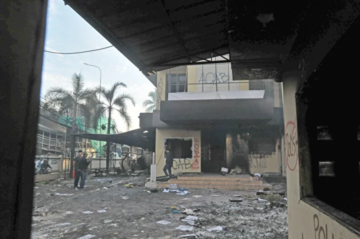 ulke karisti isyana donusen protestolarda binalar ve araclar yakildi 14 Y3T4K6iZ