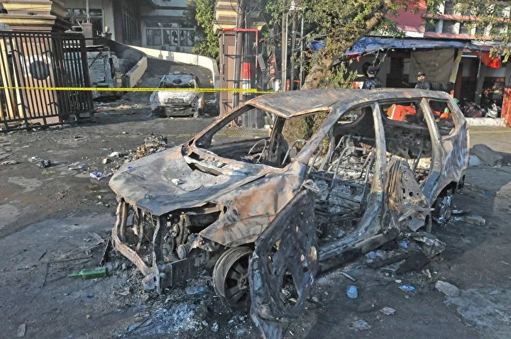 ulke karisti isyana donusen protestolarda binalar ve araclar yakildi 16 QwHE98mA