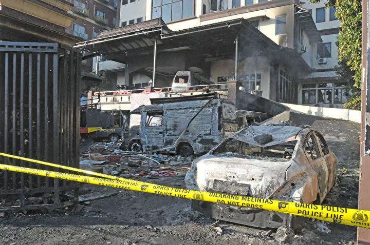 ulke karisti isyana donusen protestolarda binalar ve araclar yakildi 17 UmyGHrrc