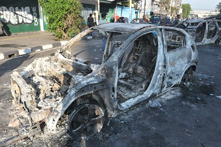 ulke karisti isyana donusen protestolarda binalar ve araclar yakildi 19 2CIOHXiK