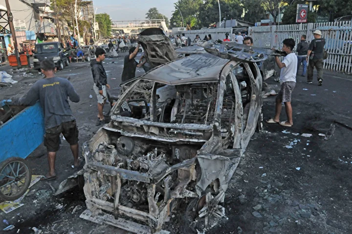 ulke karisti isyana donusen protestolarda binalar ve araclar yakildi 20 LFlWuLnd