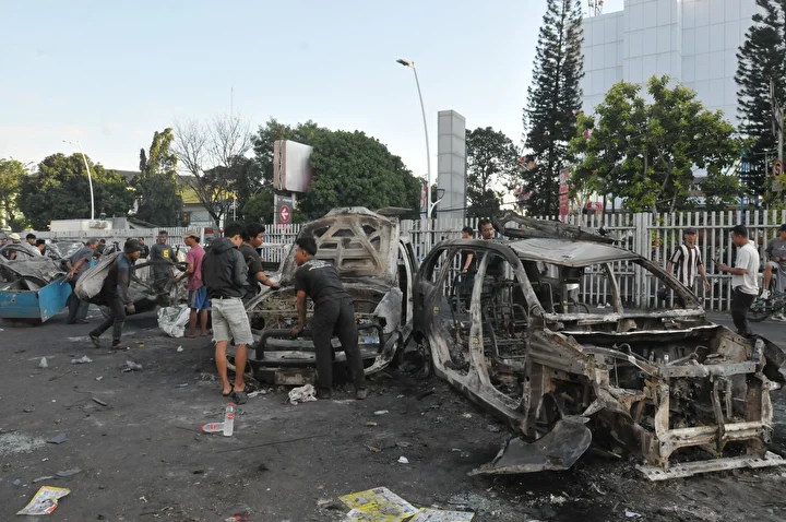 ulke karisti isyana donusen protestolarda binalar ve araclar yakildi 21 WbRbpPBw