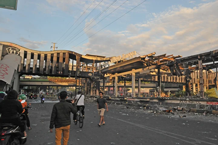 ulke karisti isyana donusen protestolarda binalar ve araclar yakildi 4 ypuF18VO