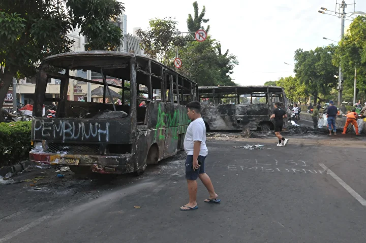 ulke karisti isyana donusen protestolarda binalar ve araclar yakildi 9 tEnlh9Kj