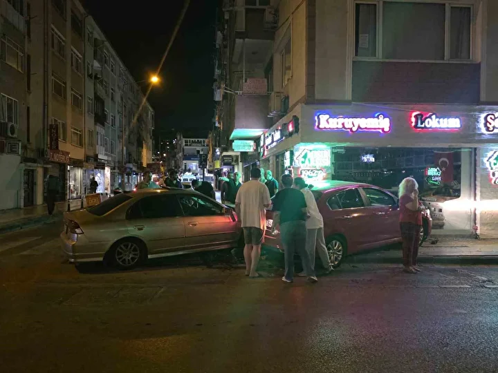 yalovada carpisan iki araba kuruyemis dukkanina girdi 0 GAnMrlX7