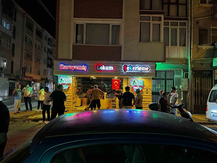 yalovada carpisan iki araba kuruyemis dukkanina girdi 1 lDGVdQu7